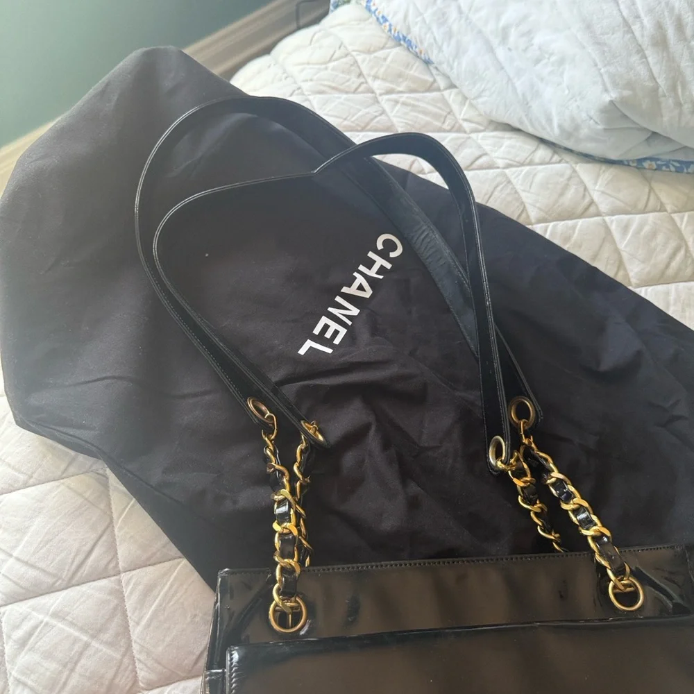 TODAY only !! $550 ON SALE!! Chanel Glossy Black Shoulder Bag . AUTHENTIC - Picture 2 of 9